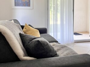 Tv, eldstad och dvd-spelare