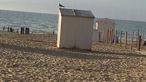 A beach with a small white shed and a fence. - Windekind mit Blick auf die Felder by Interhome (De Panne)