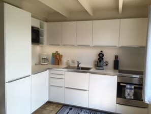 Kühlschrank, Mikrowelle, Ofen, Geschirrspüler