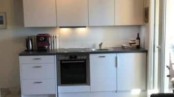 Køleskab, ovn, køkkentøj/tallerkener/redskaber