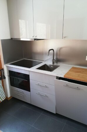 Kühlschrank, Mikrowelle, Geschirrspüler, Kochgeschirr/Geschirr/Besteck