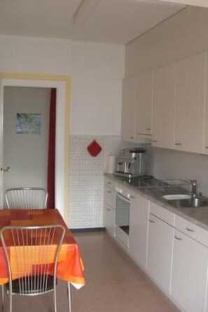 Frigorífic, forn i utensilis de cuina, vaixella i coberteria 