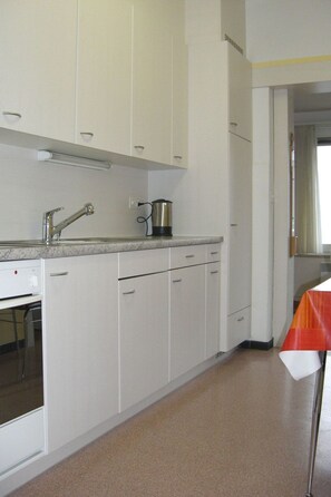 Frigorífic, forn i utensilis de cuina, vaixella i coberteria 