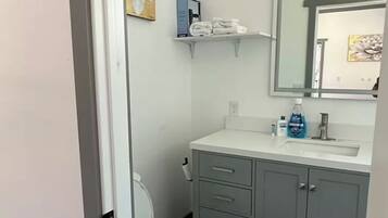 Dusche, Haartrockner, Bidet, Handtücher