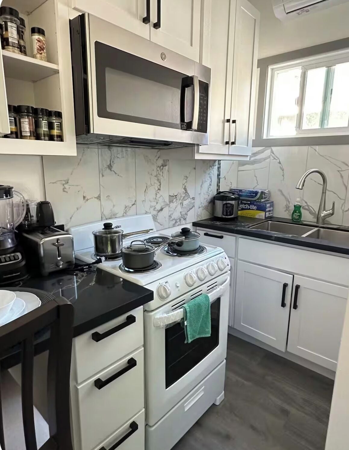 Refrigerador, microondas, horno y parrilla de estufa 