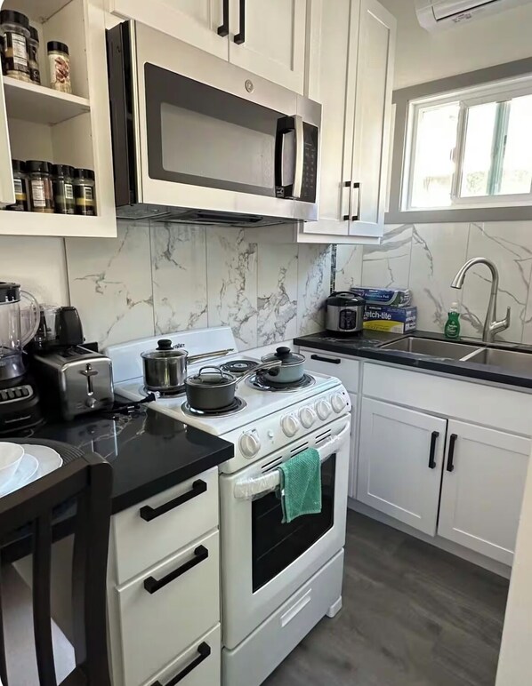 Refrigerador, microondas, horno y parrilla de estufa