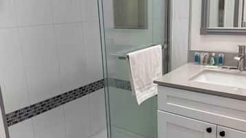 Dusche, Haartrockner, Bidet, Handtücher