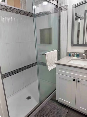 Dusche, Haartrockner, Bidet, Handtücher