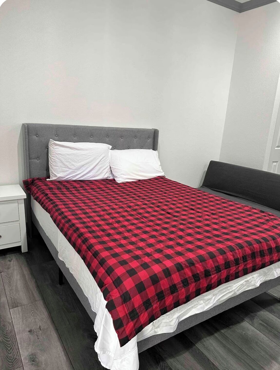 1 slaapkamer, een strijkplank/strijkijzer, gratis wifi, beddengoed