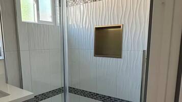 Dusche, Haartrockner, Bidet, Handtücher