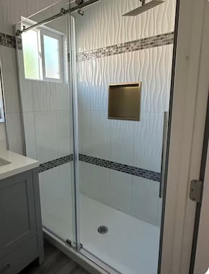 Shower, hair dryer, bidet, towels - Full Furnished studio A in delightful SJ, Full bath, kitchen, free WiFi, laundry (San Jose)