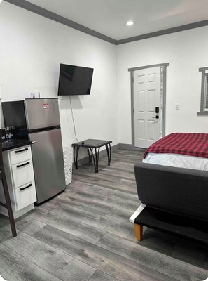 Tabla de planchar con plancha, wifi gratis y ropa de cama