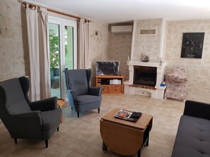 Fernseher, Kamin, DVD-Player