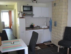 Fridge, cookware/dishes/utensils - Idyllische Ferienwohnung in Sipplingen am Bodensee by Interhome (Sipplingen)
