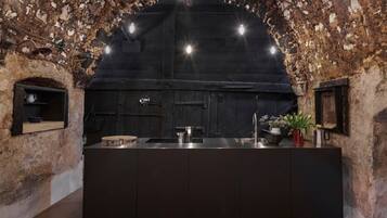 Jääkaappi, uuni, astianpesukone, keittoastiat/astiat/ruokailuvälineet