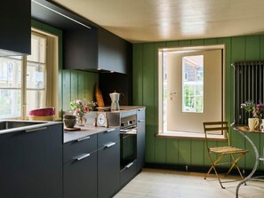 Fridge, oven, dishwasher, cookware/dishes/utensils