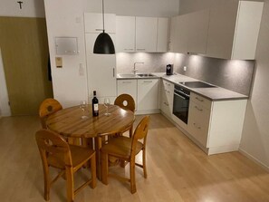 Kylskåp, ugn och grytor/köksredskap