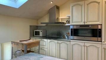 Kühlschrank, Mikrowelle, Ofen, Geschirrspüler