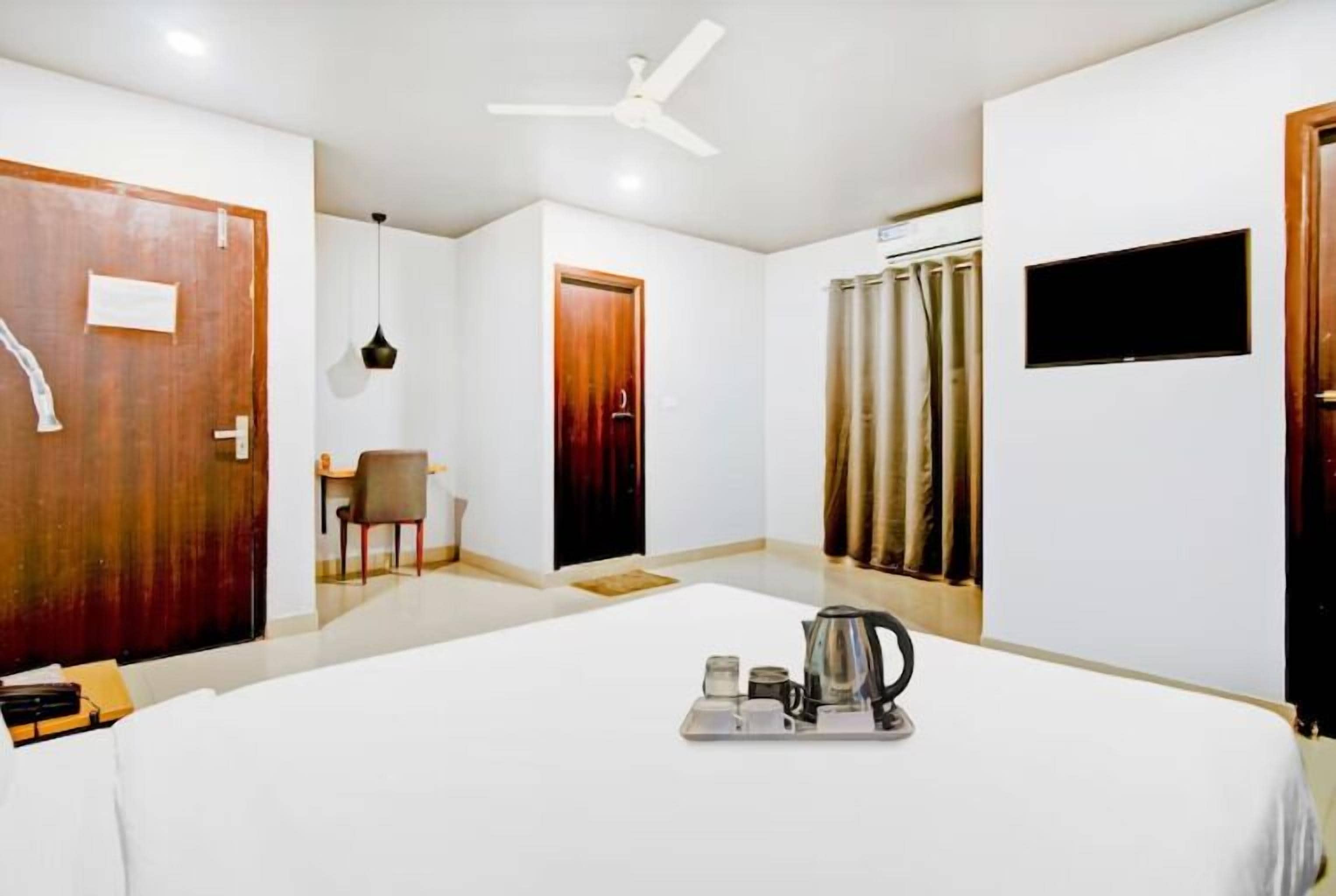 Desk, laptop workspace, free WiFi