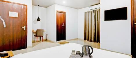 Schreibtisch, laptopgeeigneter Arbeitsplatz, kostenloses WLAN