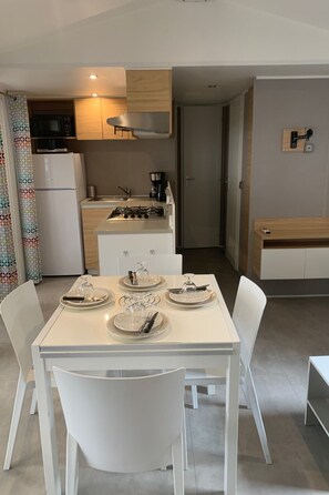 Refrigerador, microondas, lavavajillas y utensilios de cocina 