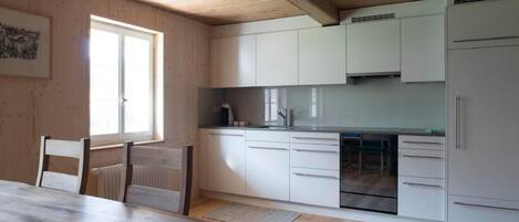 Réfrigérateur, four, lave-vaisselle