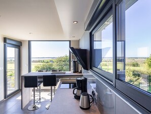 Fridge, microwave, dishwasher, cookware/dishes/utensils - Villa Tante Alice  Meerblick Komfort Villa Alleinlage mit Aufzug Jacuzzi Dampfb by Interhome (Goulven)