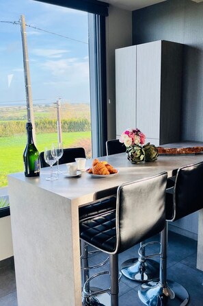 Dining - Villa Tante Alice  Meerblick Komfort Villa Alleinlage mit Aufzug Jacuzzi Dampfb by Interhome (Goulven)