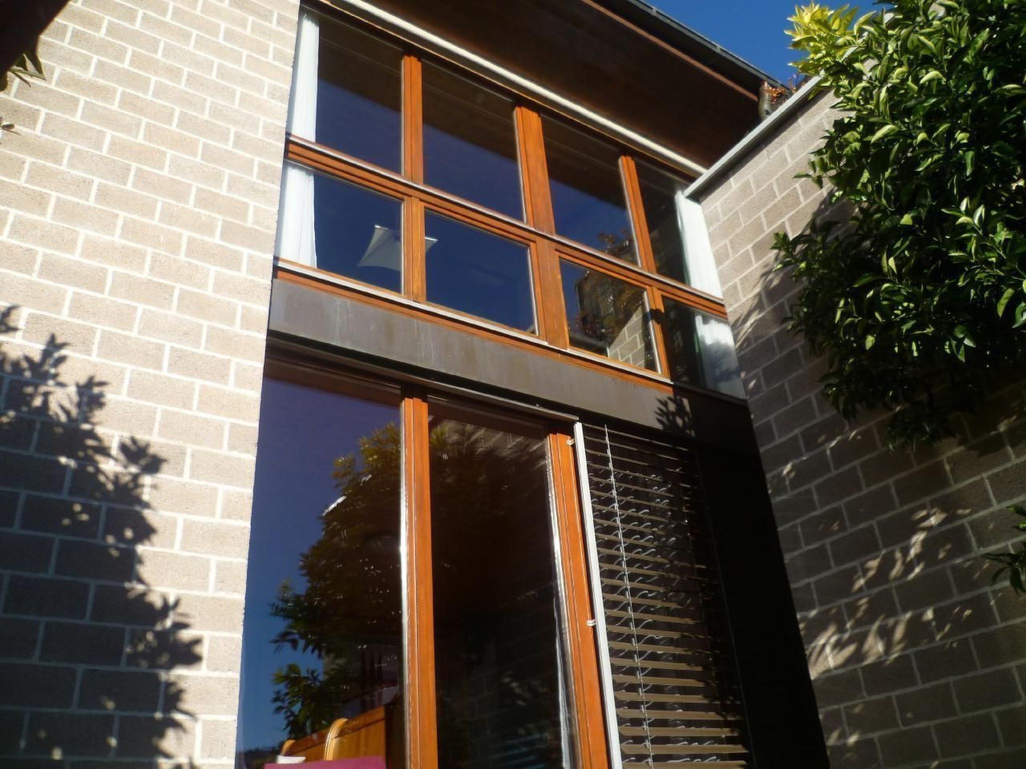 En moderne bygning med store vinduer og en murstensfacade.