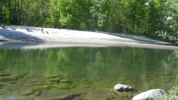 A clear view of a lake surrounded by trees and a rocky hillside. - Sot Gesa by Interhome (Locarno Tegna)