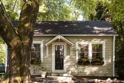 Adorable and Peaceful Cottage Oasis. Convenient and Private. 