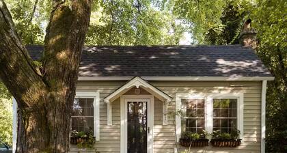 Adorable and Peaceful Cottage Oasis. Convenient and Private.