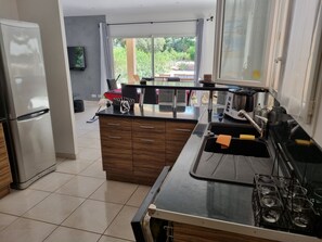 Refrigerador, microondas, horno, lavavajillas
