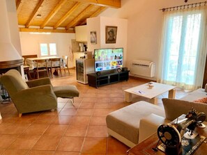 TV, fireplace - Comano (Lugano) Ticino - B&B Walterina by Interhome (Comano)