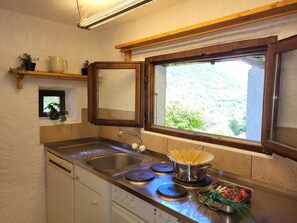 Refrigerador, horno, lavavajillas y utensilios de cocina 