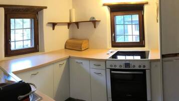 Kylskåp, ugn och grytor/köksredskap