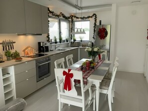 Kühlschrank, Mikrowelle, Ofen, Geschirrspüler