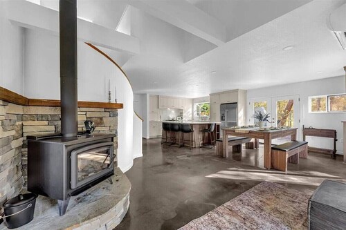 Private Lake House with Pool and Sauna