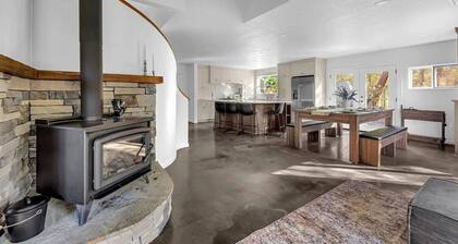 Private Lake House with Pool and Sauna