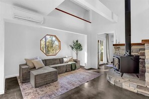 Fernseher, Kamin, Tischtennisplatte