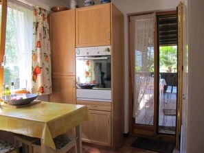 Fridge, oven, dishwasher, cookware/dishes/utensils