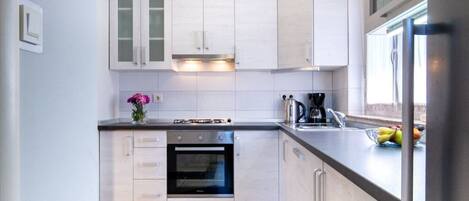 Kylskåp, mikrovågsugn, ugn och diskmaskin