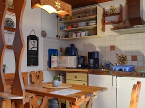 Kühlschrank, Mikrowelle, Kochgeschirr/Geschirr/Besteck