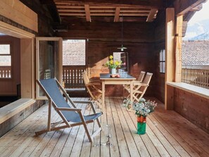 Outdoor dining - Haus am Platz - Stiftung Ferien im Baudenkmal by Interhome (Jenaz)