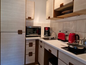 Fridge, cookware/dishes/utensils - Studio Wohnung Terrassengarten by Interhome (Bad Kissingen)