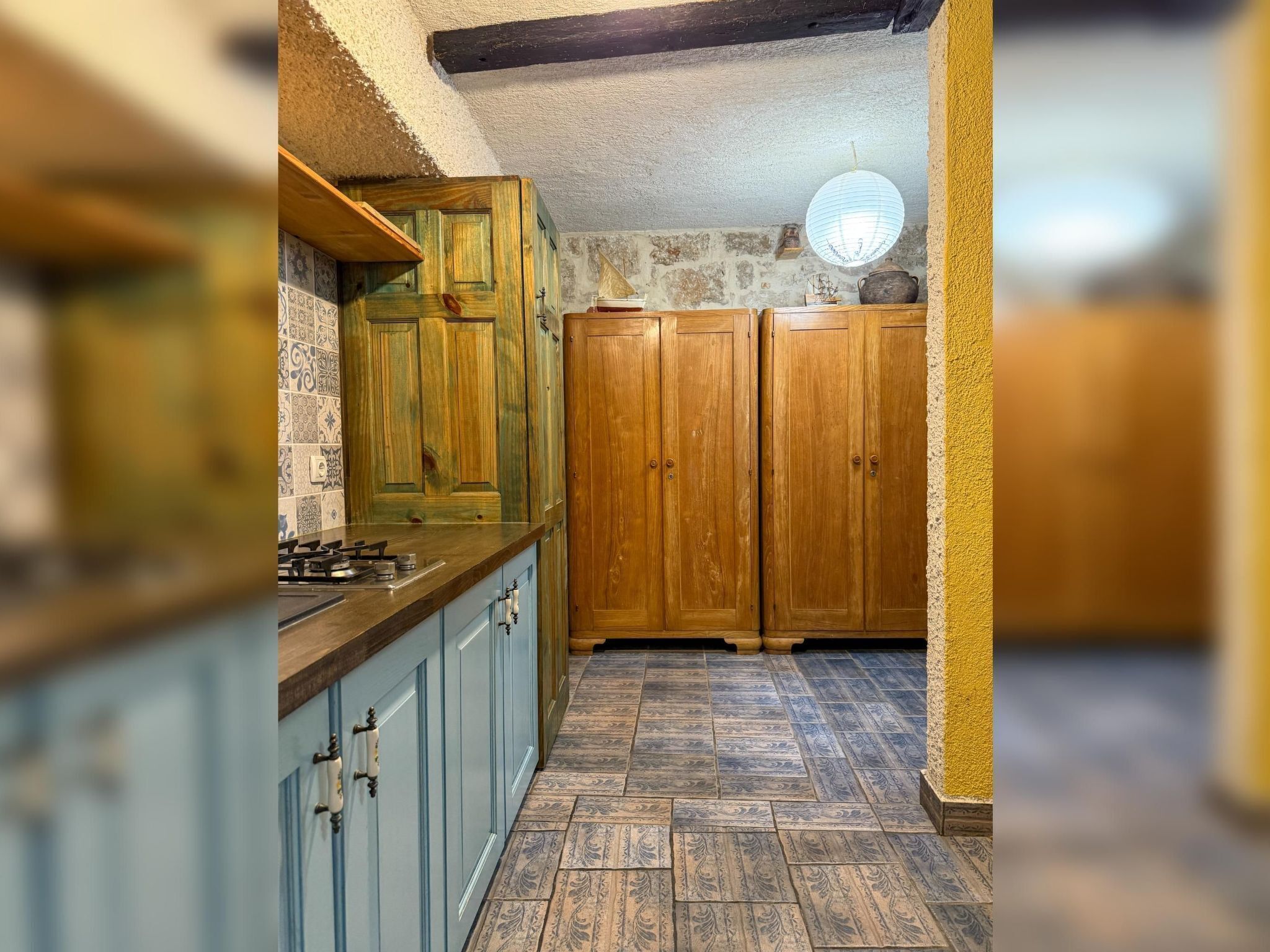 Een koelkast, een vaatwasser, kookgerei, borden en bestek