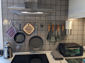 Kjøleskap, mikrobølgeovn, oppvaskmaskin og kjøkkenutstyr