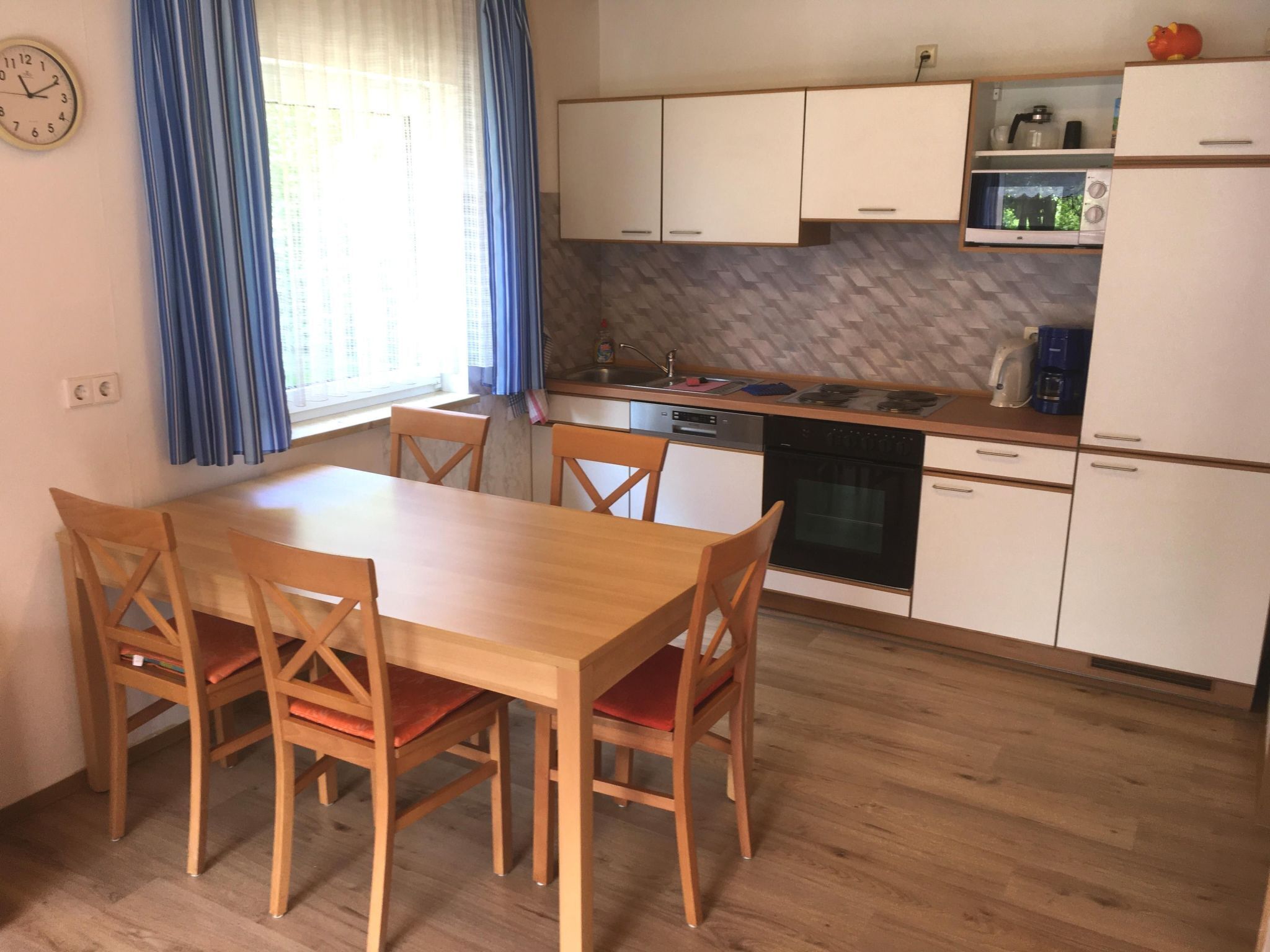 Kühlschrank, Mikrowelle, Ofen, Geschirrspüler