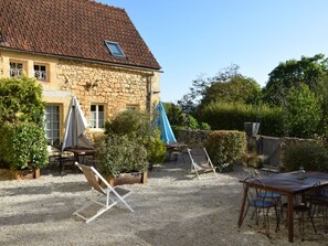 Outdoor dining - 2oppelhaushälfte in einem alten Bauernhof im Périgourdine by Interhome (Carlux)