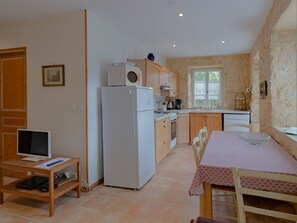 Fridge, microwave, oven, dishwasher - 2oppelhaushälfte in einem alten Bauernhof im Périgourdine by Interhome (Carlux)